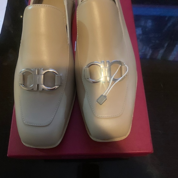 Ferragamo flats  (ladies - Picture 1 of 1